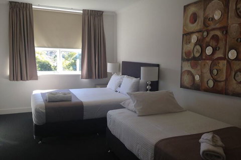 Hotel Gracelands - Tourism Adelaide 3