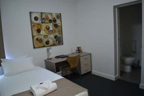 Hotel Gracelands - Tourism Adelaide 5