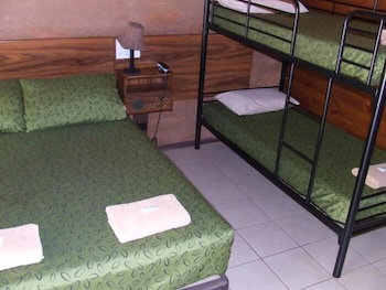 Territory Manor Motel & Caravan Park - Tourism Adelaide 3