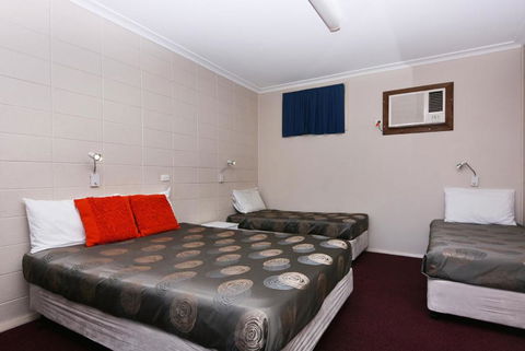 Motel Poinsettia - Tourism Adelaide 4