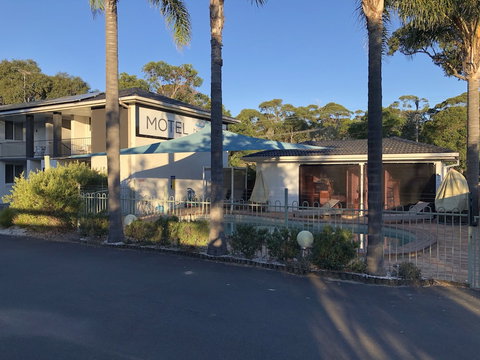 The Lodge Broulee - Tourism Adelaide 1