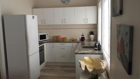 SHELLHARBOUR BEACH COTTAGE 1 Minute Walk To Beach Flags In Summer - Tourism Adelaide 3