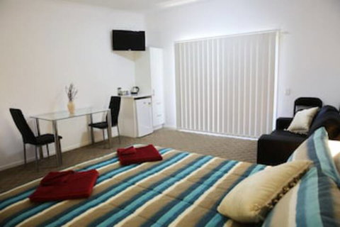 Honeybee Country Accommodation - Tourism Adelaide 0