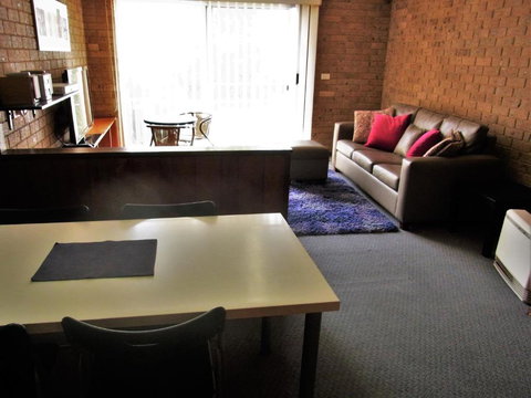 A Furnished Townhouse In Goulburn - Tourism Adelaide 5