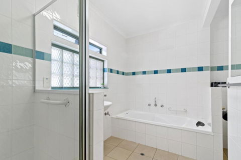 Black Dolphin Waterfront Apartment - Tourism Adelaide 3