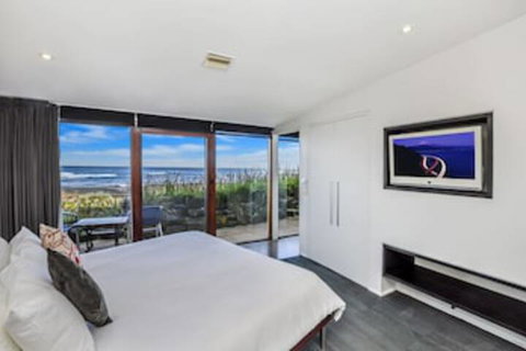 HEARNS BEACHSIDE VILLA 3 - Tourism Adelaide 0