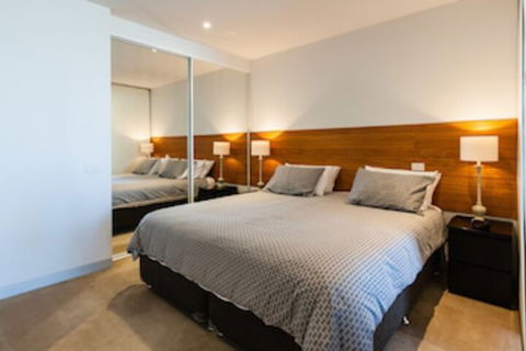 MILES, 1BDR Melbourne Apartment - Tourism Adelaide 0