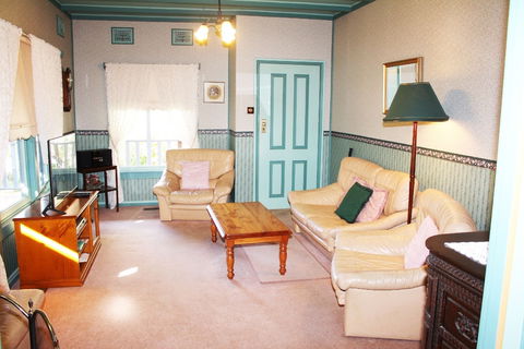 Ambrose Cottage Front Apt - Tourism Adelaide 4