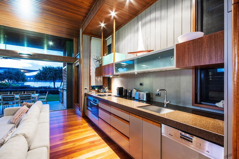 6 Yacht Club Oceanfront House On Marina Â Deluxe 4 Bedroom With 2 Golf Buggies - Tourism Adelaide 3