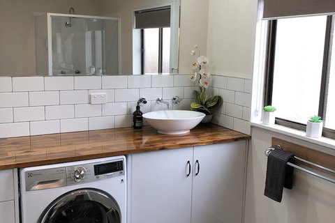 3ree Spacious & Charming Apartment - Tourism Adelaide 3