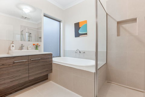 Lakeside Retreat & Business - Tourism Adelaide 6