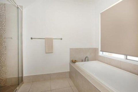 3 Bauhinia Crescent Marcoola PET FRIENDLY LINEN SUPPLIED 500 BOND - Tourism Adelaide 2