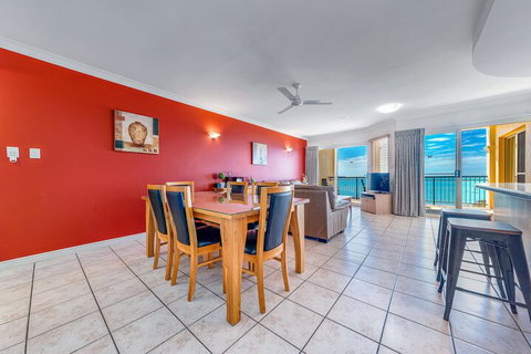 Ocean Views Galore - Airlie Beach - Tourism Adelaide 6