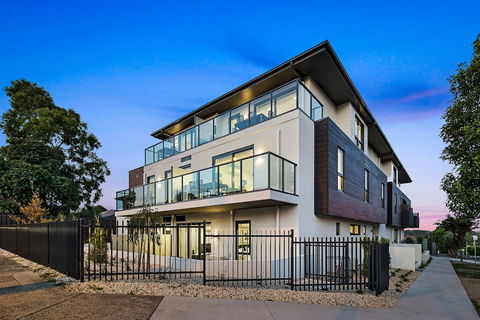 Manhattan Apartments - Notting Hill - Tourism Adelaide 1