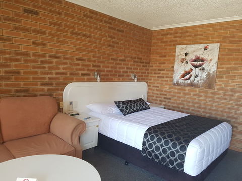 Cousins Motor Inn - Tourism Adelaide 3