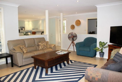 FRANGIPANI BEACH HOUSE PET FRIENDLY 22 Belbourie Cres Boomerang Beach - Tourism Adelaide 6