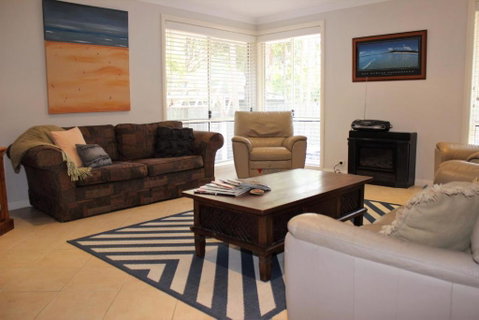 FRANGIPANI BEACH HOUSE PET FRIENDLY 22 Belbourie Cres Boomerang Beach - Tourism Adelaide 4