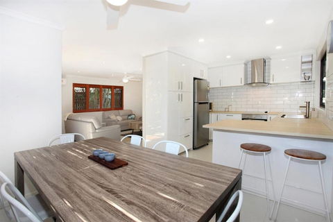FABULOUS HOLIDAY HIDEAWAY COOLUM BEACH - Tourism Adelaide 6