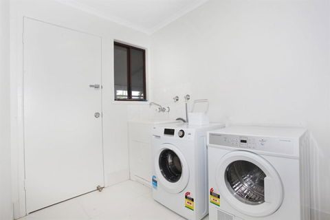 FABULOUS HOLIDAY HIDEAWAY COOLUM BEACH - Tourism Adelaide 5