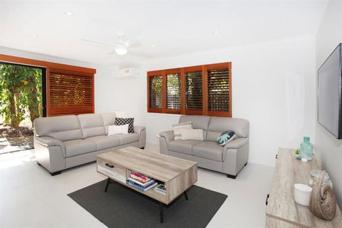 FABULOUS HOLIDAY HIDEAWAY COOLUM BEACH - Tourism Adelaide 2