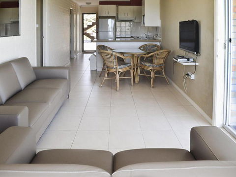 Fairholme 5 Opposite Lake - Tourism Adelaide 4