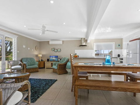 HILLTOP HAVEN In MOLLYMOOK - Tourism Adelaide 4