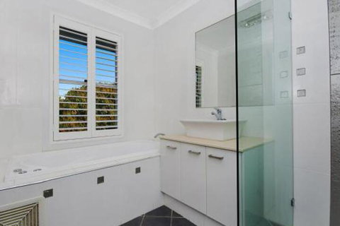 Moorings B Great Holiday Property In The Heart Of Town. - Tourism Adelaide 3