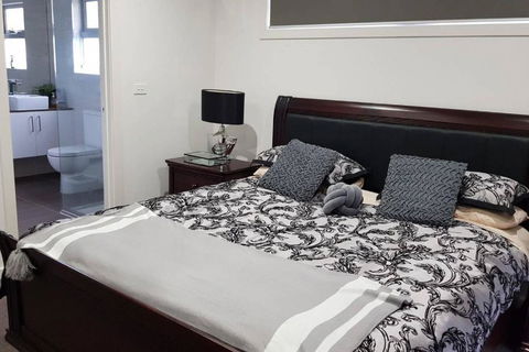CHELSEA Family Home Close To Beach & Shops - Tourism Adelaide 2