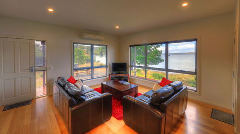 Tides Reach - Essentially Tas Dover - Tourism Adelaide 5