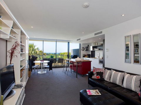 LORNE CHALET APARTMENT 10 Ask About Midweek Deals - Tourism Adelaide 1