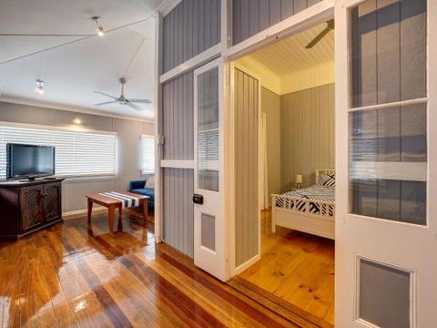 Sublime Beachfront Queenslander On The Esplanade - Tourism Adelaide 4
