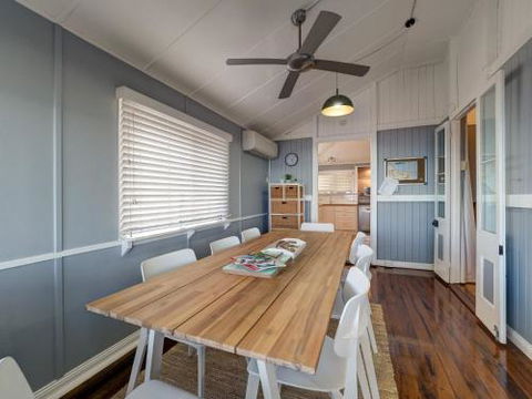 Sublime Beachfront Queenslander On The Esplanade - Tourism Adelaide 3