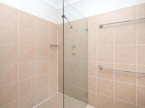 Relaxing Waterfront Property In Quiet Location - Tourism Adelaide 4
