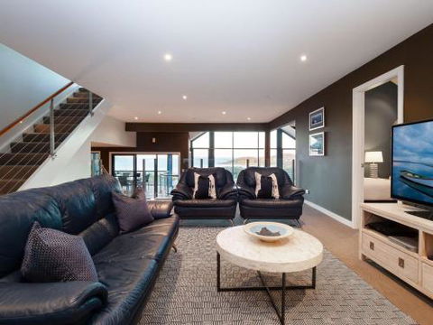 Venabu On Garuwa 20 Garuwa Street Spectacular House With Fabulous Views - Tourism Adelaide 3