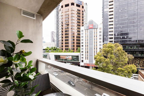 SANDRA, 1BDR Carlton Apartment - Tourism Adelaide 0
