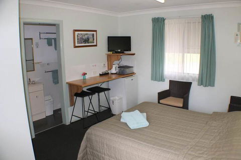 Lake Forbes Motel - Tourism Adelaide 5
