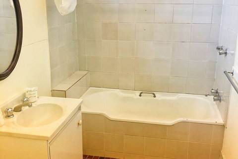 Victoria & Albert Guesthouse - Tourism Adelaide 6