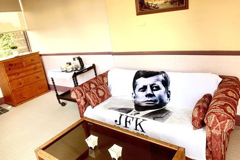 Victoria & Albert Guesthouse - Tourism Adelaide 4