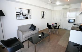 Under The Townsville Sun (694I) - Tourism Adelaide 1