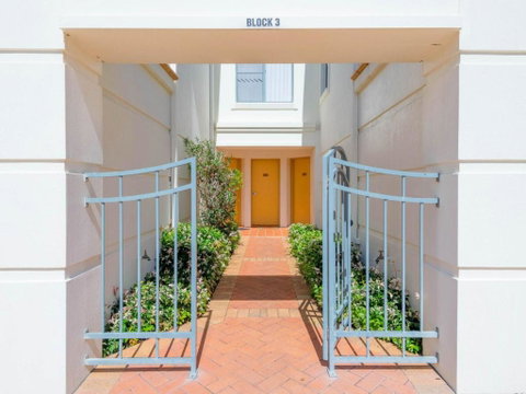 Breakers Block 3 Unit 2 Pool In Complex Across The Road From The Beach - Tourism Adelaide 4