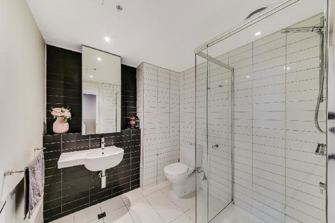 A Modern 2BR CBD Apt City Views FREE Parking - Tourism Adelaide 1