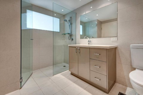 2 Bedroom Poinciana Lodge - Tourism Adelaide 2
