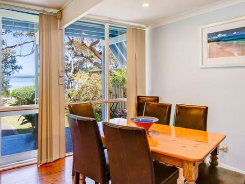 SORRENTO LAKESIDE Sanctuary Point 4pm Check Out Sundays - Tourism Adelaide 3