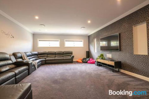 Wentworth Estate 5 Bedroom Luxury Home Sleeps 12 - Tourism Adelaide 0