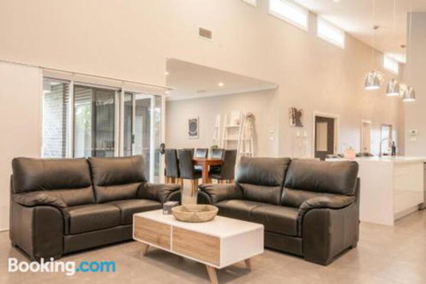 Wentworth Estate 5 Bedroom Luxury Home Sleeps 12 - Tourism Adelaide 4