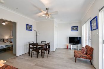 Renovated Apartment With Pool - Tourism Adelaide 4