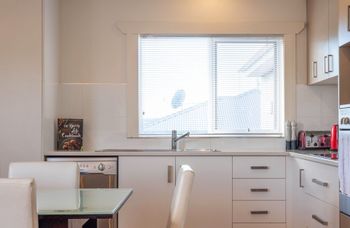 Spacious & Bright 4 Bedroom Home - Tourism Adelaide 2