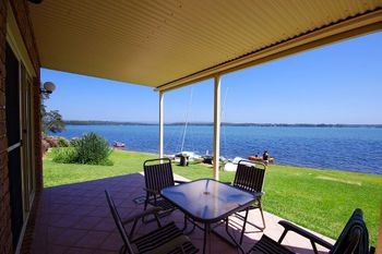 Luxury Waterfront House - Tourism Adelaide 6