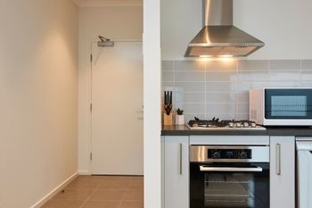 Open & Flowy 1 Bedroom Apartment In Chadstone - Tourism Adelaide 1