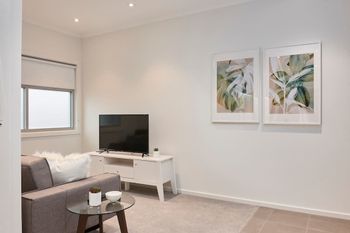 Open & Flowy 1 Bedroom Apartment In Chadstone - Tourism Adelaide 3